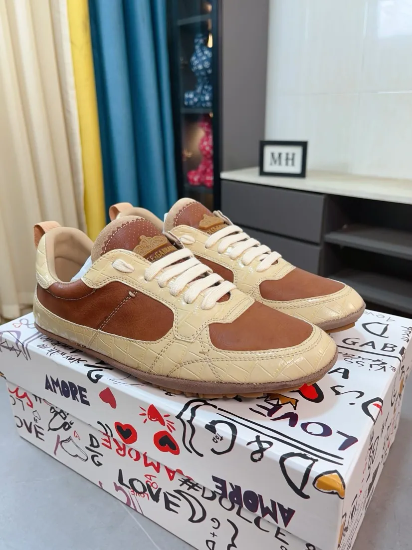 Men's shoes💰560🌹🌹"Dolce & Gabbana DG" original imported first-layer cowhide➕sheepskin lining, light on the foot, comfortable, versatile, original special outsole🔥favored by trendy men, welcome to compare quality🔥exquisite luxury, super A level! Compared with the genuine product at the counter, the version is no worse at all! Code number 38-44